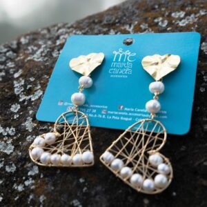 Aretes de corazones tejidos en perlas de rio